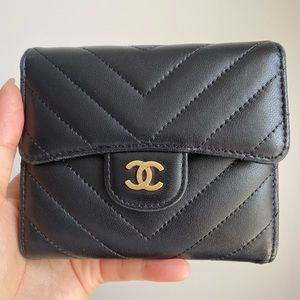 🥳SOLD🥳Chanel lamp skin  wallet, 100% authentic!